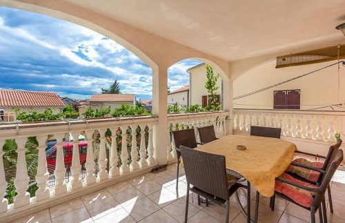 Medulin (Kroatien) Ferienwohnung mit großer überdachter Terrasse